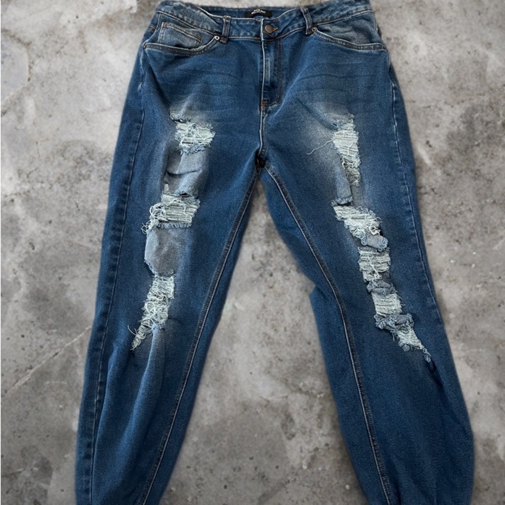 Blue Boyfriend Jeans with Distressed Details and Relaxed Fit